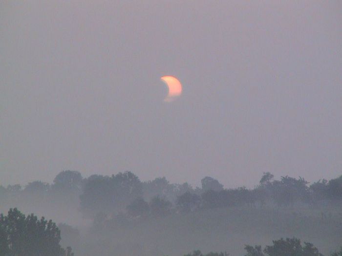 Eclipse sous la brume